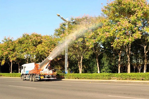 天地美霧炮車：環(huán)衛(wèi)降塵，吹打落葉，保障道路順暢同行